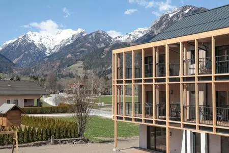 Hauptansicht Gebäude im Sommer Mountain Lodge by Alpenidyll Apartments