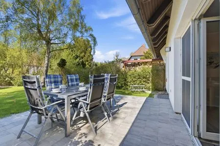Terrasse mit Esstisch, Grill und Garten  Kuttels Koje