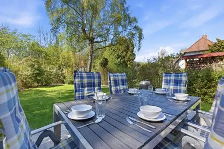 Terrasse mit Esstisch  Kuttels Koje