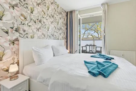 Schlafzimmer mit Doppelbett und Balkon  Haus Seeblick Wohnung 326