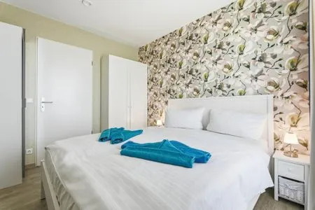 Schlafzimmer mit Doppelbett und Kleiderschrank  Haus Seeblick Wohnung 326