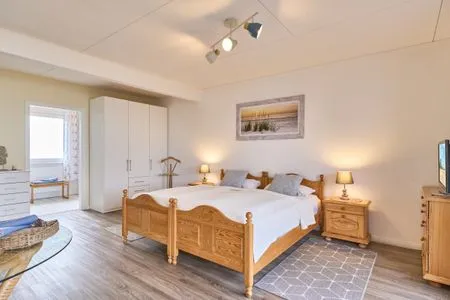 Schlafzimmer (STR90a) Ferienwohnung "Haus Diana 1" F***