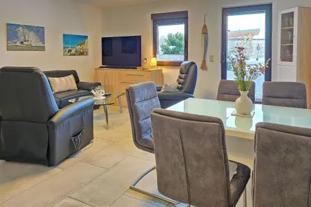 Wohnzimmer FeWo Ostseeglück im Jasmund-Paradies mit Terrasse und haustierfreundlich