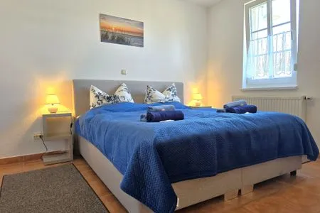 Schlafzimmer Ferienwohnung Seehund für Ostsee-Urlaub mit Hund in ländlicher Lage auf Rügen