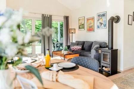 Großzügiger Wohnraum mit Essbereich, Küche, Kamin und Sofa Fördezauber
