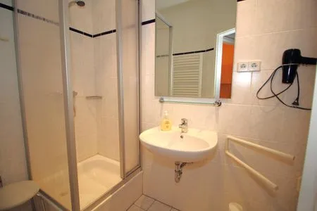 Badezimmer Alter Reichshof, App. 305 mit Balkon und Meerblick