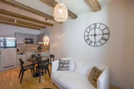 Wohnzimmer, Schlafsofa und Fernseher Bergzeit by Alpenidyll Apartments