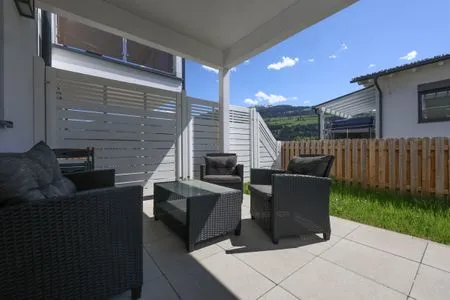Terrasse mit Sitzgelegenheit und Aussicht in die Berge Bergzeit by Alpenidyll Apartments