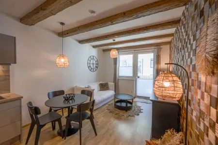 Wohnzimmer mit Zugang Balkon Bergzeit by Alpenidyll Apartments