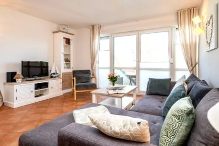 Wohnbereich mit Sofa und TV Residenz am Strand Wohnung 2-28