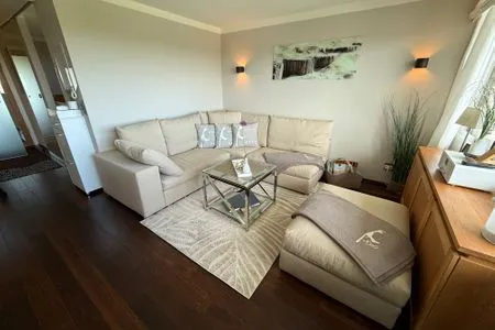 gemütliches Ecksofa Ferienwohnung Brandenburgerstr. 11 - Dühne16 mit kleinem Meerblick /  PKW-Stellplatz außen ist mit einem Außweis zu versehen als Berechtigung.