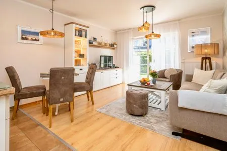 Wohnbereich mit Sofa und Essbereich  Villa Carpe Diem - Wohnung 2