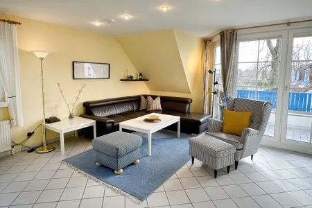gemütliche Couch und Zugang zum Balkon Knutt im Mühlenpark