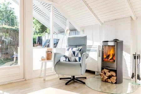 Wohnzimmer mit Ofen, TV, Couch, Relaxsessel Lille Hus
