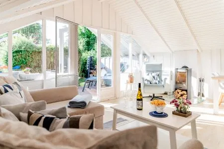 Wohnzimmer mit Ofen, TV, Couch, Relaxsessel Lille Hus