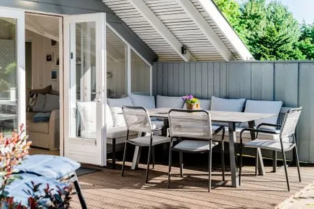 Terrasse mit Loungemöbeln, Sonnenliegen und Grill Lille Hus