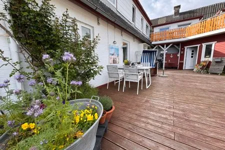 Gemeinsame Terrasse vor dem Haus mit Grill und Sitzmöglichkeiten Ankerplatz No. 8