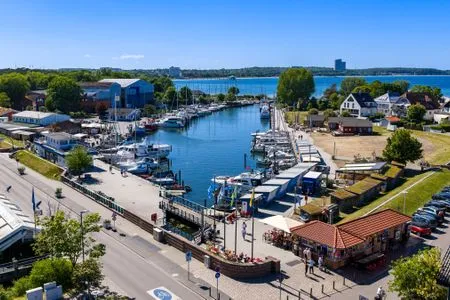Strand Meerhafen N°2 - direkt am Strand mit Blick auf den Niendorfer Hafen