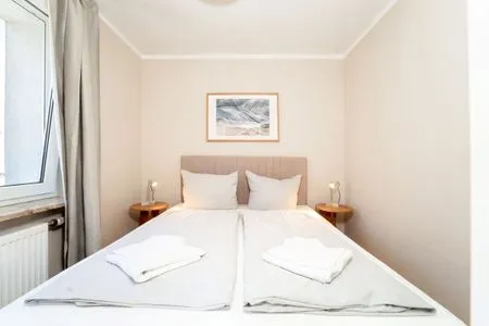 Schlafzimmer Meerhafen N°2 - direkt am Strand mit Blick auf den Niendorfer Hafen