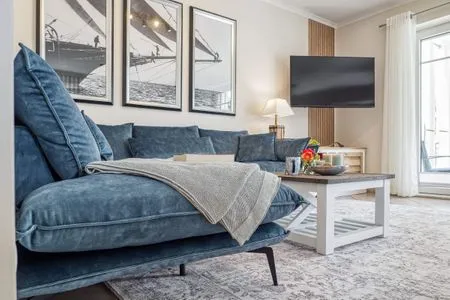 Wohnbereich mit Sofa und TV Parkresidenz am Hafen Wohnung HF 14 - "Sandburg Zingst"