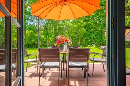Blick auf die große Terrasse Ferienpark Freesenbruch Doppelhaushälfte 12 - Sommerlust