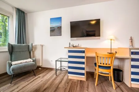 4 Ferienwohnung Leuchtturm Blick auf den Schreibtisch im Wohnzimmer  Leuchtturm