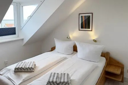 Schlafzimmer Ferienwohnung „Südspitze 10 mit Meerblick"