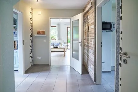 Wohnzimmer Ferienwohnung „Waterkant“ am Wittensee – viel Platz, Garten und Spielscheune