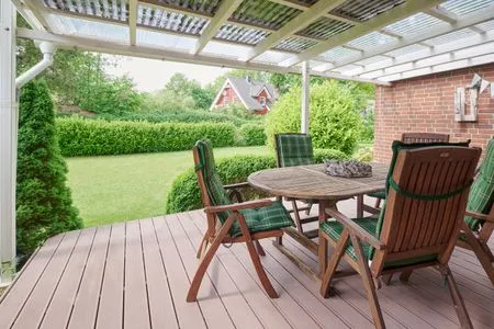 Terrasse Ferienwohnung „Waterkant“ am Wittensee – viel Platz, Garten und Spielscheune