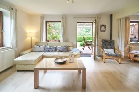 Wohnzimmer Ferienwohnung „Waterkant“ am Wittensee – viel Platz, Garten und Spielscheune