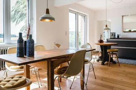 Offene, voll ausgestattete Küche mit Essbereich und Gartenzugang Ferienhaus Friedrich 15