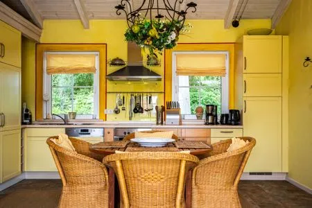 Ferienhaus Kathi in Jabel Blick in die Küche mit offenem Essbereich  Kathi