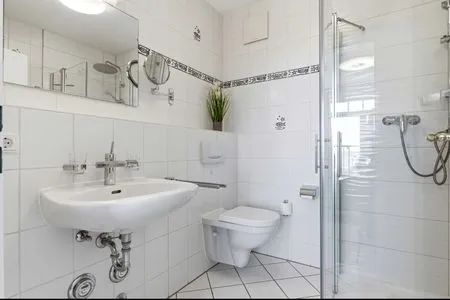 Badezimmer Ferienwohnung Küstenkind direkt am Strand, modern eingerichtet mit Meerblick