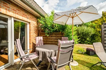 Blumenhaus in Waren Terrasse im Garten mit Sitzmöbeln  Blumenhaus