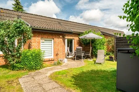 3 Blumenhaus in Waren Blick auf das Haus mit Garten  Blumenhaus