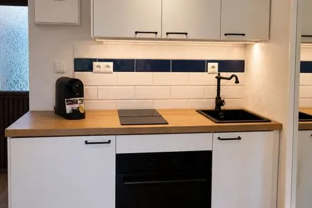 Blick auf die moderne Küchenzeile Sierksdorfer Kajüte 36