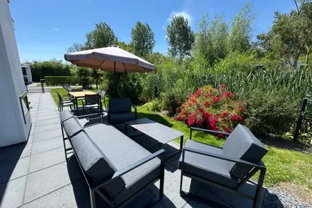  EuroParcs Bad Meersee Chalet Coastline Zeeland mit Zaun Haus Nr. 80