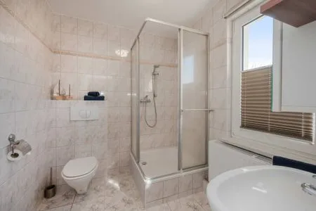 Badezimmer Ferienwohnung Mittschiffs mit Sauna, Whirpool & Garten - nur 500 Meter zum Meer