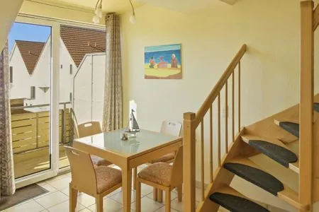 Esstisch, Balkon und Treppe zum Schlafzimmer im OG Residenz am Strand Schöne Zeit - Wohnung 6-81