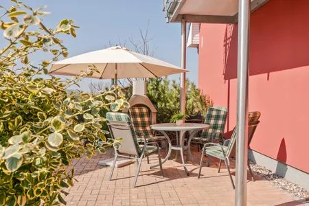 Terrasse Ferienwohnung Thurbruch mit Sonnenterrasse, ruhig gelegen und perfekt für 4 Personen.