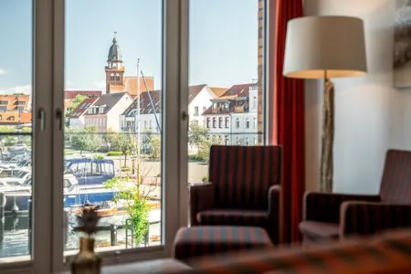 3 Ferienwohnung Müritzquartier No.13 Hafenresidenz Waren (Müritz) - Wohnzimmer mit Hafenblick  Müritzquartier No.13
