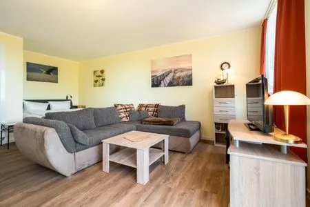 2 Ferienwohnung Seeadler - Waren (Müritz) - Wohnraum mit Blick zum See  Seeadler
