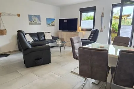 Wohnzimmer FeWo Ostseeglück im Jasmund-Paradies mit Terrasse und haustierfreundlich