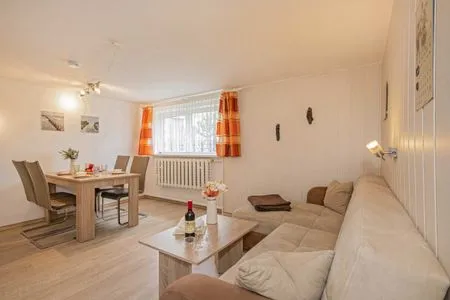 Hauptansicht Ferienwohnung Kristin mit Garten und Terrasse