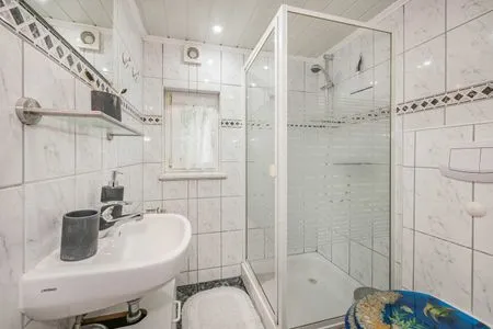 Badezimmer Ferienwohnung Kristin mit Garten und Terrasse