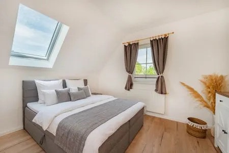 Schlafzimmer Ferienhaus Wiesenblick mit Kamin, Terrasse, Badewanne und Dusche