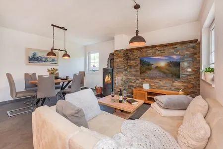 Hauptansicht Ferienhaus Wiesenblick mit Kamin, Terrasse, Badewanne und Dusche