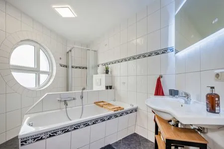 Badezimmer Ferienwohnung Nordwind mit Badewanne, Dusche und Terrasse