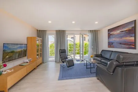Wohnzimmer Ferienhaus Nordhorn mit Sonnenterrasse, 2 Schlafzimmern & Strandkorb