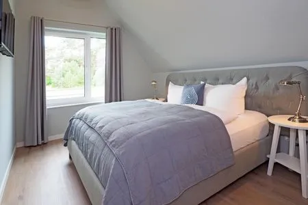 Schlafzimmer Störtebekers Reethus mit Sauna, Kamin und Terrasse